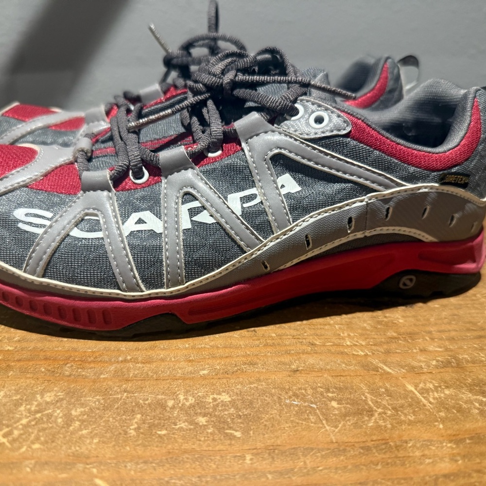 Scarpa Women's Sneakers - Gray and Red